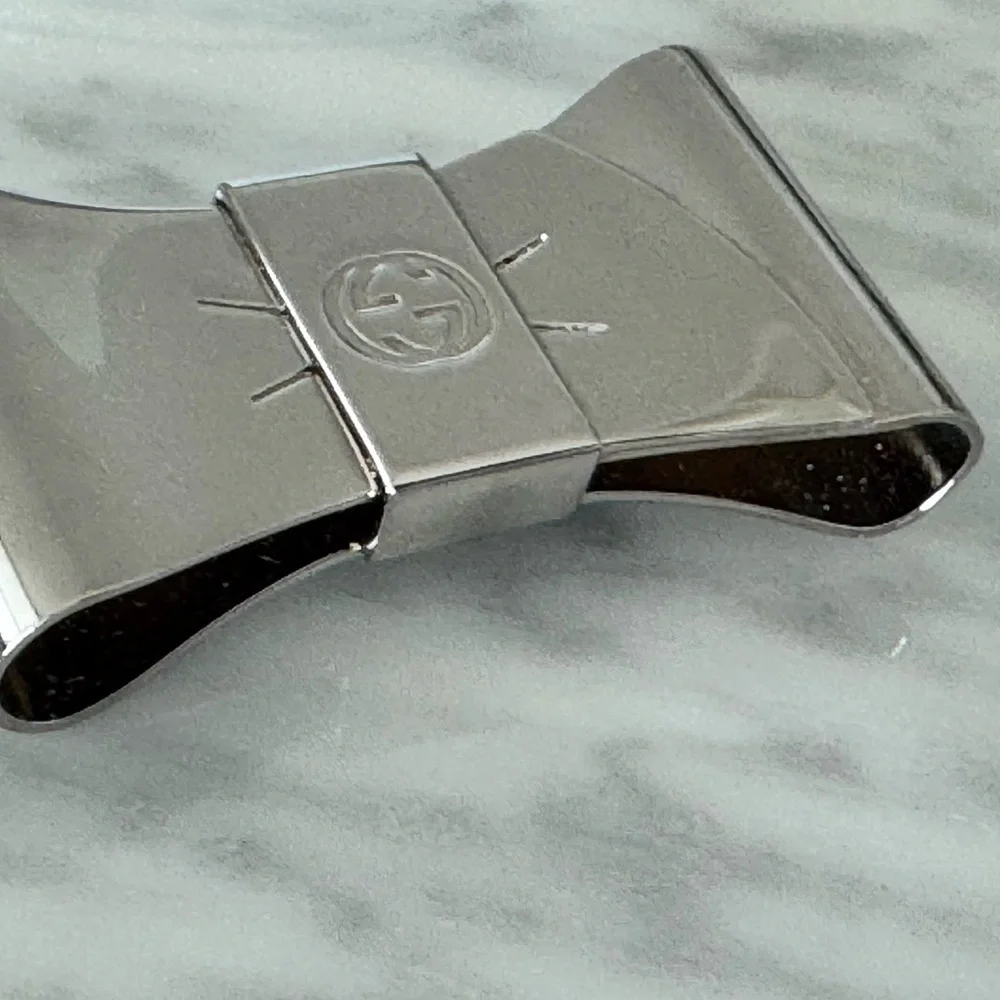 Authentic Gucci Metal bow brooch color silver